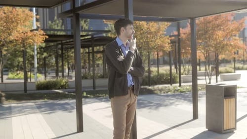 Homem adulto médio esperando pacientemente ao ar livre na estação