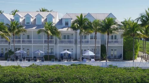 Impresionante vista aérea del hermoso Sunset Key Resort en Key West, Florida
