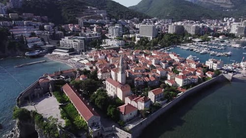 Luftaufnahme der Stadt Budva an einem sonnigen Tag. Montenegros