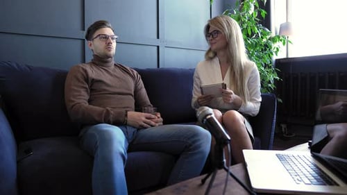 Radioarbeiter beim Interview mit Gast im Aufnahmestudio