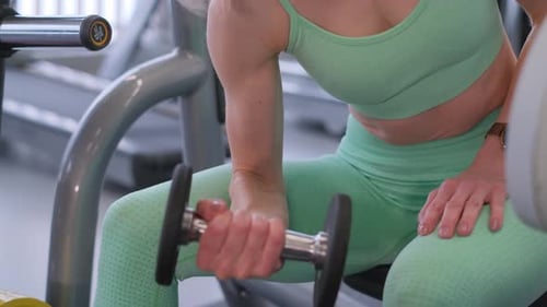 Vidéo de fitness montrant une femme qui fait de la musculation et fait de l'exercice