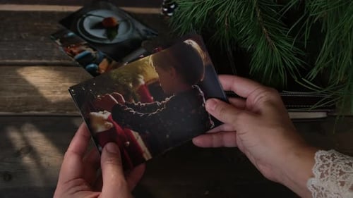 Persona que busca fotos familiares impresas en Navidad