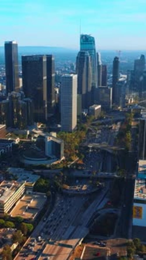 Aproximando-se dos belos arranha-céus modernos da Los Angeles contemporânea.