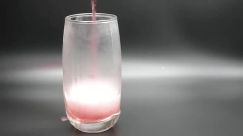 Cherry Cider in ein Glas gießen