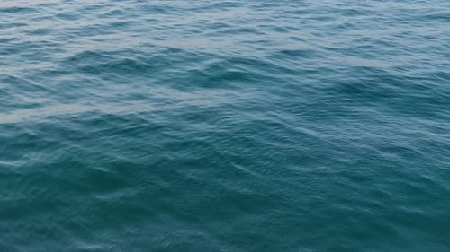 El agua azul del océano se ondula desde arriba: tiro con un Zumbido