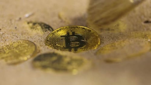 Une personne nettoie des pièces appartenant à des bitcoins cryptés
