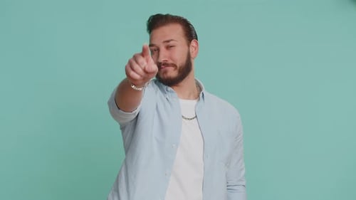 Libanesischer Mann lächelt aufgeregt und zeigt in die Kamera und wählt den glücklichen glücklichen Gewinner aus und sagt: Hey du