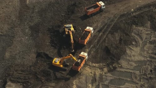 Bagger laden Muldenkipper