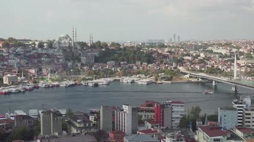 Luftaufnahme des Goldenen Horns, Istanbul, Türkei. Schwenkbewegung