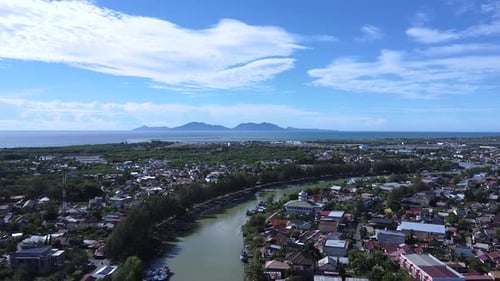 Vue magnifique sur l'île d'Aceh depuis l'embouchure de la rivière.