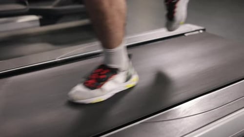 Laufbandtraining, Sportschuhe, Cardio-Routine