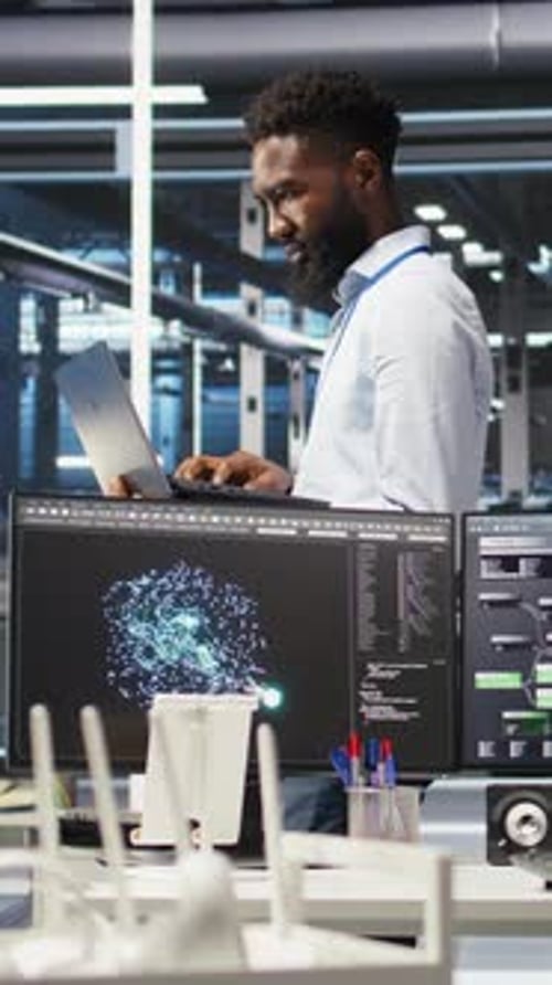 Vertikales Video Happy Data Center Admin verwendet Node Tree-Programmierung auf einem Laptop