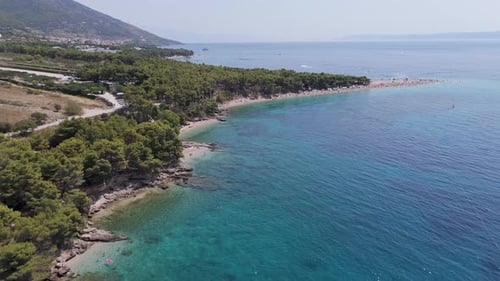 Vista aérea da praia de Zlatni Rat em Bol, na Ilha Brac, Split Dalmácia, na Croácia. Férias de verão