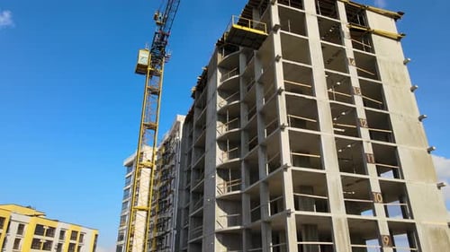 Grúas de torre en un sitio de construcción de edificios de apartamentos residenciales altos