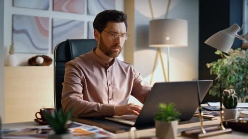 Konzentrierter Geschäftsmann, der Laptop im Büro arbeitet, Nahaufnahme eines Arbeiters, der im Internet surft