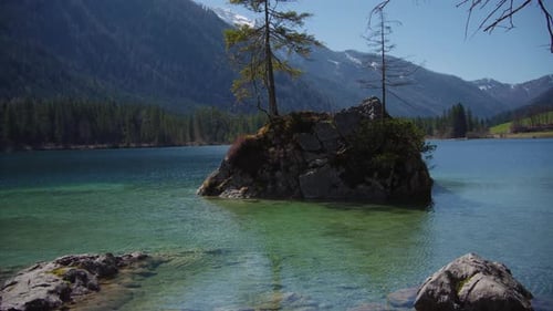 Lac pittoresque de Hintersee aux eaux turquoises claires et aux îles rocheuses. Berchtesgaden
Zauberwald, Bavière