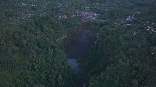 Vue aérienne de la cascade de Kabut Pelangi révélant le volcan Semeru