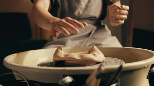 Woman Potter travaille avec de l'argile lors d'une master class sur le processus de travail en studio dans Ceramic Workshop Potter