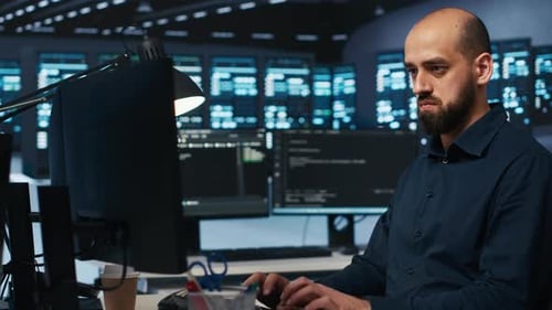 Administrateur système travaillant dans un centre de données de sécurité des réseaux informatiques