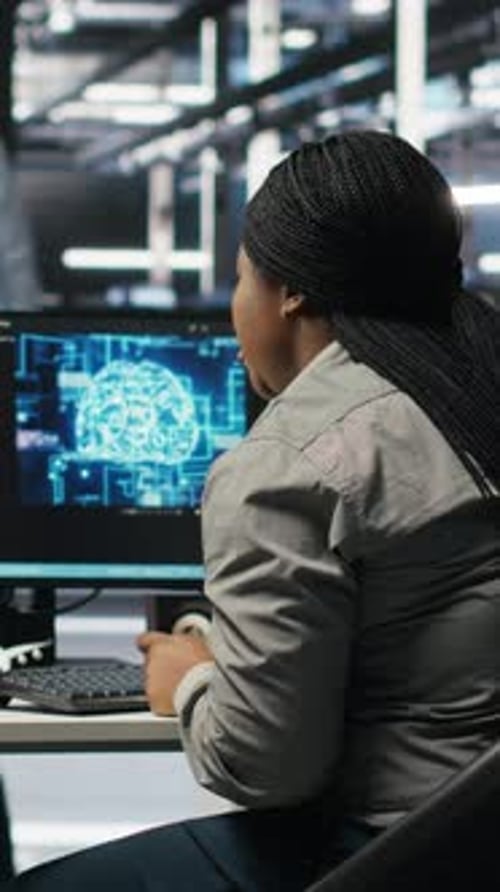 Mitarbeiter im Vertikalen Videorechenzentrum führen Brainstorming mithilfe künstlicher Intelligenz durch