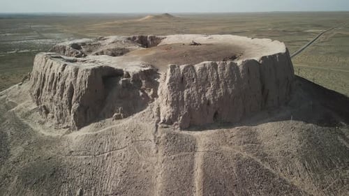 Vue de dessus de la tour Chilpik entourée d'un paysage sec sans fin