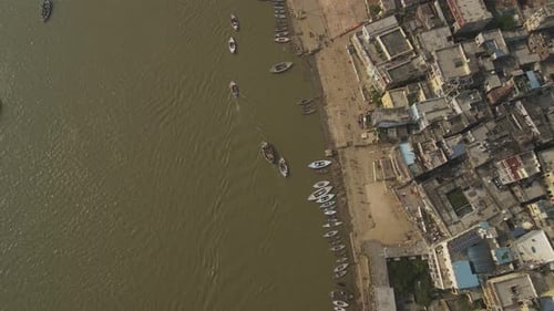 Toma aérea de Varanasi, barcos atracados a lo largo de las orillas del río Ganges.