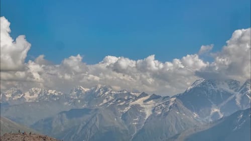Zeitrafferwolken über schneebedeckten Bergen Drohnenaufnahme Luftaufnahme Naturlandschaft