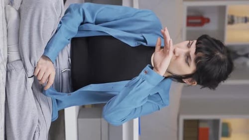 Vidéo verticale de La jeune femme qui sent une mauvaise odeur est perturbée et dégoûtée.