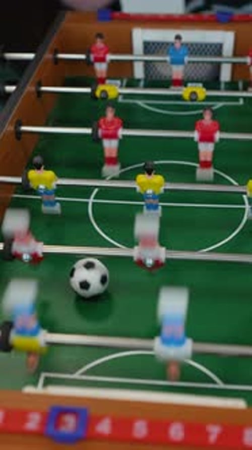 Adolescents jouant au baby-foot Jeu de baby-foot