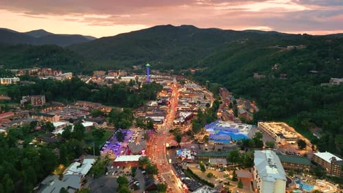 Ciudad turística de Gatlinburg, Tennessee, en los Montes Apalaches con una animada calle principal por la noche