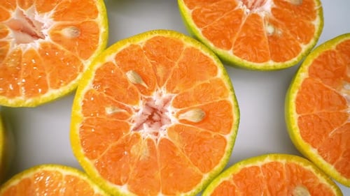 Eine lebendige Nahaufnahme zeigt frische, halbgrüne Orange.