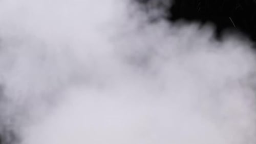 Nubes realistas de humo o vapor se levantan sobre fondo negro