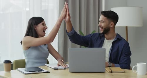 Vídeo em 4K de dois empresários se divertindo durante uma reunião no trabalho