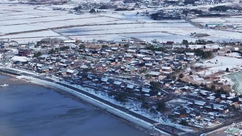 Vista aérea da vila de Jupo Hanok e da planície de maré da Baía de Hampyeong na neve do inverno