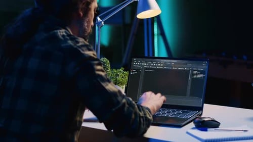 Selbstständiger IT-Spezialist arbeitet an der Behebung von Datenbankfehlern von zu Hause aus