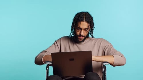 Человек, создающий электронную почту, печатает на фоне студии клавиатуры ноутбука