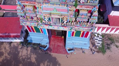 Les gens marchent devant le temple, volée d'oiseaux, vue sur le ciel d'un temple indien, arbres, Kerala, Inde