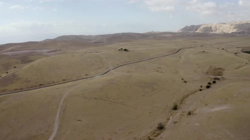 Vista aérea sobre las montañas del desierto y el valle arenoso