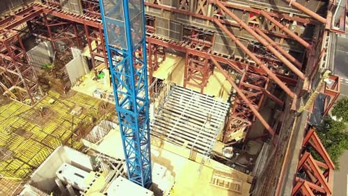 Toma aérea de una casa en construcción