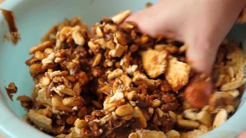 08p. Para preparar el relleno, agregue leche condensada a los cacahuetes y mezcle la mezcla