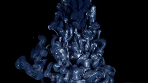 Éruption d'encre abstraite Goutte de peinture gris foncé éclatante se dissolvant dans l'eau, nuage d'encre sous-marin tourbillonnant