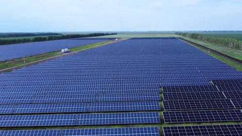 Sonnenkraftwerk Luftbild Erneuerbare Energien Green Tech Ökologie Sonnenkollektoren auf den Feldern Grün