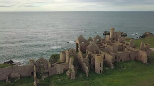 Luftaufnahme einer Slains Castle Ruine bei Sonnenaufgang, Aberdeenshire, Schottland