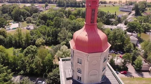 Drone aérien Oblouk filmé en orbite, inclinaison vers le haut, révélation. Complexe de bâtiments de réalisme socialiste datant de l'ère communiste,