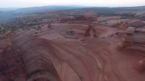 Une arche délicate se dresse fièrement au coucher du soleil dans le parc national des Arches, Utah, vue aérienne