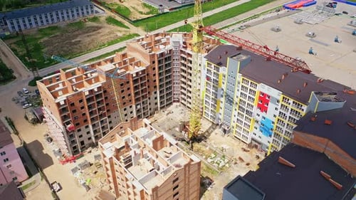 Vue d'en
haut d'un chantier de construction. Vue aérienne du nouveau bâtiment résidentiel en construction
