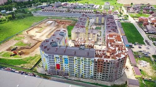 Zona de construcción moderna en la ciudad. Se está construyendo un nuevo complejo residencial en verano.
