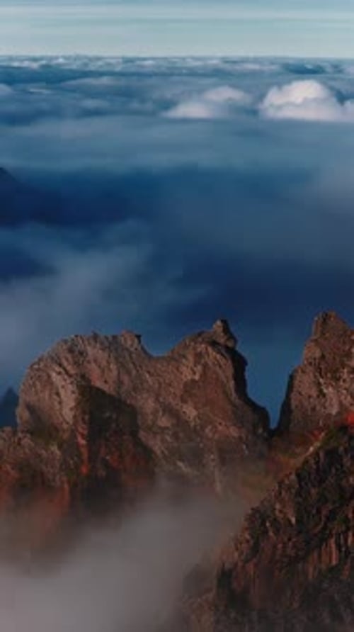 Pics volcaniques aériens au-dessus de l'inversion des nuages sur l'île de Madère