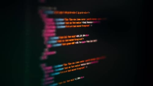 Einrichtung der Computer-PC-Gaming-Codierung im dunklen Raum