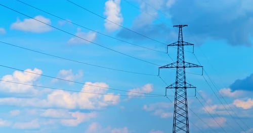 Zeitraffer bewegter Wolken mit einer Stromleitung